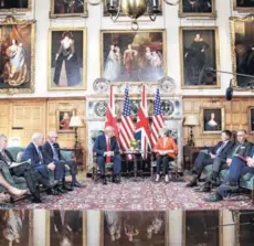  ??  ?? ► El Presidente Trump y la premier británica, Theresa May, ayer en un encuentro en Chequers.