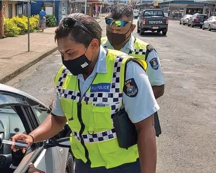  ?? Com. POLICE OFfiCERS PATROLLING THE STREETS CONDUCTING CHECKS. ??