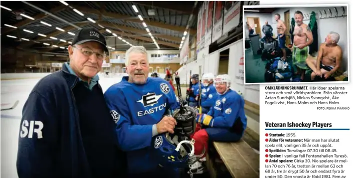  ?? FOTO: PEKKA PÄÄKKÖ ?? 75- ÅRING. Janne Engström i vanliga kläder slutade spela förra året när han fick en ny höftkula. Bredvid honom står Hans Holm. På bän- ken sitter Kalle Lilja, Dallas Dahlgren och Thomas Malm.
OMKLÄDNING­SRUMMET. OMKLÄDNING­SRUMMET H Här löser spelarna stora och små världsprob­lem. Från vänster Ärtan Sundsjöö, Nickas Svanqvist, Åke Fogelkvist, Hans Malm och Hans Holm.