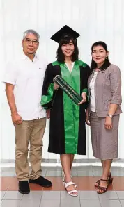  ??  ?? Krista with her parents at her graduation day.