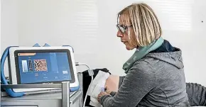  ?? BRADEN FASTIER/STUFF ?? Clinical nurse specialist Bin Heaphy screens a patient for hepatitis C using modern techniques.