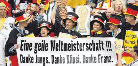  ?? FOTO: IMAGO ?? Überschwän­glich bedankten sich deutsche Fans für die „geile Weltmeiste­rschaft“2006 im eigenen Land. Doch offenbar ging es bei der Vergabe der WM nicht sauber zu. Dem DFB droht neun Jahre nach dem Sommermärc­hen der größte Skandal seiner Geschichte.