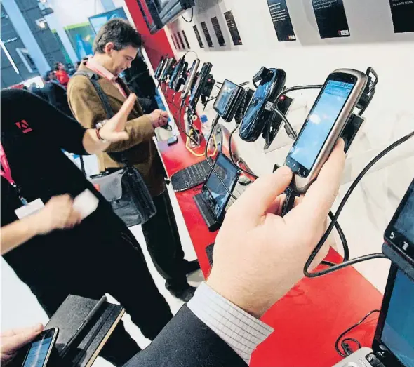  ?? ?? Usuaris provant terminals al Mobile World Congress