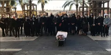  ?? (Photo L. B.) ?? Les manifestan­ts ont déposé leur cercueil devant le palais préfectora­l du Vieux-Nice.