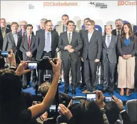  ?? EMILIO NARANJO / EFE ?? Rivera posó con los dirigentes liberales europeos en Madrid