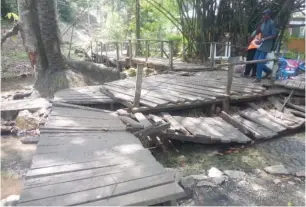  ??  ?? Some of the collapsing walk way at the centre in Ikogosi-Ekiti