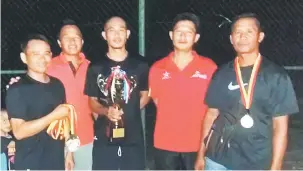  ??  ?? TAHNIAH: Pemain pasukan Kampung Darul Iman bersama hadiah yang dimenangi.