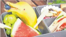  ?? FOTO: DPA ?? Die Banane wird zum Delfin und schon schmeckt alles lecker.