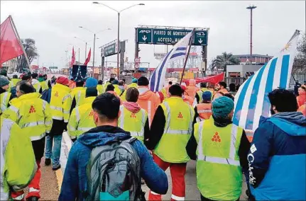  ?? ?? PUERTO. Trabajador­es de la Terminal Cuenca del Plata están en contra del convenio que el gobierno firmó con la empresa Katoen Natie.