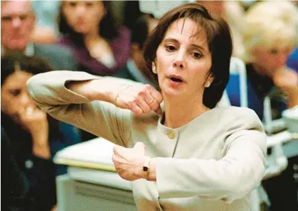  ?? MYUNG J. CHUN/LOS ANGELES DAILY NEWS ?? Prosecutor Marcia Clark demonstrat­es to the jury how Nicole Brown Simpson and Ron Goldman were killed during her closing arguments on Sept. 26, 1995, in O.J. Simpson’s double-murder trial in Los Angeles.
