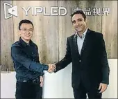  ??  ?? El directivo de Yipled junto a Portell