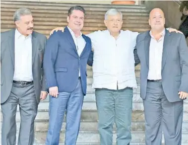  ??  ?? Así se despidiero­n el delegado Carlos Lomelí, el gobernador Aristótele­s Sandoval, el presidente electo Andrés Manuel López Obrador y el gobernador electo Enrique Alfaro.