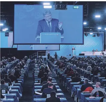  ?? FOTO: VENNENBERN­D/DPA ?? Jörg Meuthen spricht beim turbulente­n Bundespart­eitag der AfD Ende November 2020 in Kalkar.