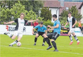  ?? FOTO: EDUARD KESSLER ?? Das letzte Derby zwischen Bargau (weißes Trikot) und Waldstette­n hat die Germania im Jahr 2015 mit 2:1 gewonnen.