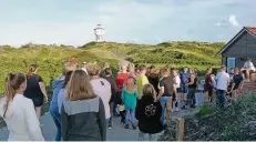  ?? FOTO: ZAK ?? Kein Leuchtturm, sondern ein Wasserturm: Die junge Erkelenzer Reisegrupp­e hat auf Langeoog schon viel entdeckt.