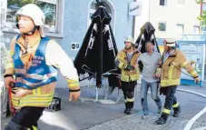  ?? ARCHIVFOTO: REINER ROITHER ?? Der Beschuldig­te (2. von rechts) ist nach der Tat vor knapp zwei Jahren noch am Tatort von Feuerwehrl­euten aufgegriff­en worden. Nun muss das Verfahren gegen ihn neu aufgerollt werden.