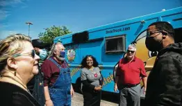  ?? Marie D. De Jesús / Staff photograph­er ?? Laura Parks, from left, Lawrence Walker, John Parks, Robertine Jefferson and Jeff Parks donate the late Jesse Parks’ food truck to Lucille’s 1913’s Chris Williams.