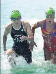  ??  ?? LUCHADORA. Miriam Casillas, intentando adelant ar a sus rivales en la parte de natación.