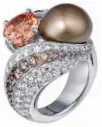  ??  ?? Cartier珍珠戒­指