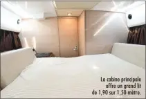  ??  ?? Le couchage de la cabine arrière mesure 1,95 sur 1,45 mètre. Le bois clair contribue à la luminosité dans l’habitacle. La cabine principale offre un grand lit de 1,90 sur 1,50 mètre.