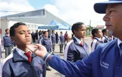  ?? | PHANDO JIKELO African News Agency (ANA) ?? AN OFFICIAL inspects Delft Technical High.