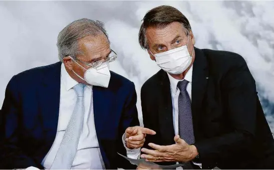  ?? Fotos Pedro Ladeira/Folhapress ?? Paulo Guedes (Economia) e Jair Bolsonaro durante solenidade de sanção da lei que abre caminho para privatizar a Eletrobras