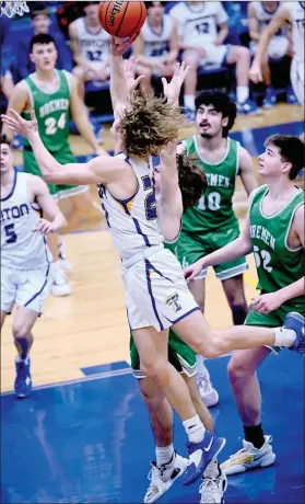  ?? PILOT PHOTO/BEV HARAMIA ?? Triton’s Cole Shively gets the game-winning points on this driving layup.