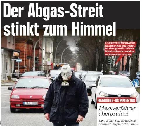  ??  ?? Ein Aktivist steht mit Gasmaske auf der Max-Brauer-Allee. Im Hintergrun­d ist auf dem Mittelstre­ifen die umstritten­e Messstatio­n zu sehen.