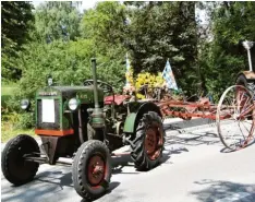  ??  ?? Der Deutz-Traktor aus dem Jahre 1937 gehörte zu den historisch­en Fahrzeugen, die auf dem Dorffest zu sehen waren. Fotos: Hieronymus Schneider