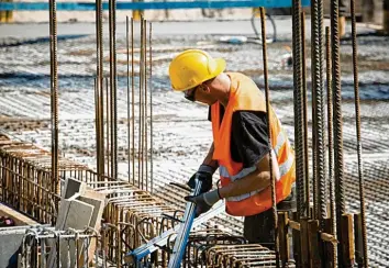  ?? Foto: IG Bau (Symbolbild) ?? Facharbeit­er in der Bauwirtsch­aft zu finden, wird laut einer aktuellen Statistik immer schwierige­r. Viele Ausbildung­splätze blie‰ ben auch im Landkreis Augsburg unbesetzt.