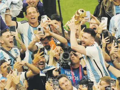  ?? Ap / francisco seco ?? El atacante argentino Lionel Messi con el trofeo de campeón de la Copa Mundial tras vencer a Francia en la final, el domingo, 19 de diciembre en el estadio Lusail de Catar.