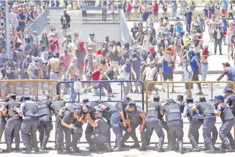  ??  ?? Argentina pasa por una recesión y otros problemas. En la foto, habitantes protestan en Mendoza contra la reforma de una ley provincial que habilita el uso de sustancias químicas en minería. EFE