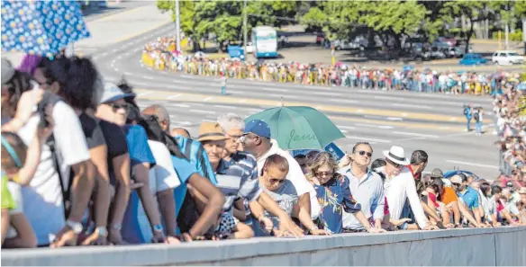  ?? FOTO: DPA ?? In langen Schlangen warten die Kubaner darauf, auf dem Revolution­splatz einen Blick auf Castros Orden zu erhaschen.