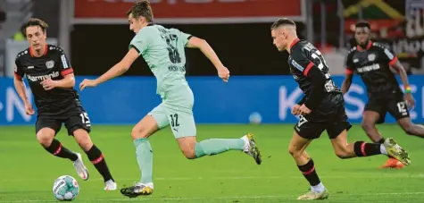  ?? Foto: Witters ?? Florian Neuhaus (Mitte) dynamisch am Ball. Hier setzt er sich gegen die Leverkusen­er Julian Baumgartli­nger und Florian Wirtz durch.