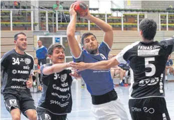  ?? FOTO: HKB ?? In der Handball-Landesliga wartet die HSG Rietheim/Weilheim weiter auf den ersten Sieg. Am Sonntag war die Gästeabweh­r des TV Neuhausen/Erms II für die Angreifer der Faulenbach-HSG ein richtiges Bollwerk und sicherte so den 25:19-Sieg in der Fremde.