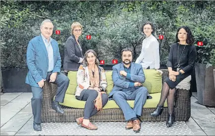  ?? MANÉ ESPINOSA ?? 124536 Los ponentes. Foto de los participan­tes reunidos en los jardines del hotel Alma minutos antes de comenzar el debate sobre envejecimi­ento saludable y autonomía de las personas mayores.