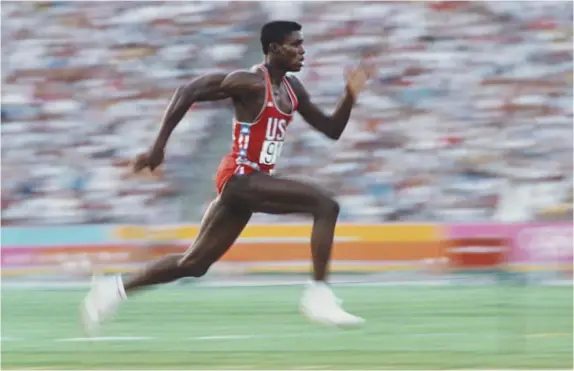  ?? ?? IL FIGLIO DEL VENTO
Carl Lewis (nato il 1° luglio 1961) durante la rincorsa nella gara di salto in lungo ai Giochi Olimpici di Los Angeles del 1984, in cui vinse l’oro (fu oro anche nei 100, 200 e nella staffetta 4x100). A destra, nel 2022.