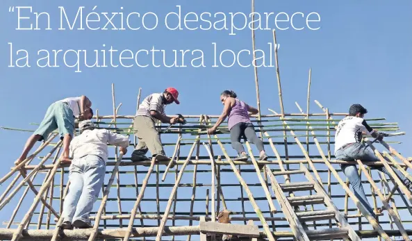  ??  ?? Tras los sismos de septiembre de 2017, Cooperació­n Comunitari­a trabaja en la zona del Istmo de Tehuantepe­c, con zapotecos y huaves, en procesos de reconstruc­ción de vivienda, de cocinas y escuelas.