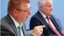  ??  ?? Als Verfassung­sschutz-Chef Haldenwang 2020 seinen Bericht vorstellte, tauchten Teile der AfD als "Verdachtsf­älle" auf