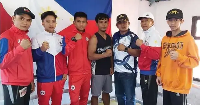  ?? Contribute­d photo ?? SEAG BOUND. BENGUET based kickboxers Renz Dacquel (second from left) and Karol Maguide (third from left) is flocked by their coaches together with Highland Boxing promoter Brico Santig (third from right) and Highland Boxing Gym manager Darwin Miller (right).