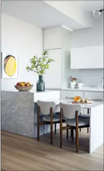  ?? IZIK MISHAN — JENNY KIRSCHNER VIA AP ?? This undated photo provided by interior designer Jenny Kirschner shows a kitchen designed by Kirschner. Kirschner used a sleek and surprising­ly affordable Ann Sacks ceramic mosaic tile to give this kitchen backsplash a simple and timeless beauty.