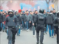  ?? FOTOS: EFE ?? La Plaça Artòs, en Sarrià, fue el punto de encuentro de los ultras, que protagoniz­aron diversos incidentes. Hubo bengalas, situacione­s desagradab­les y mucha policía