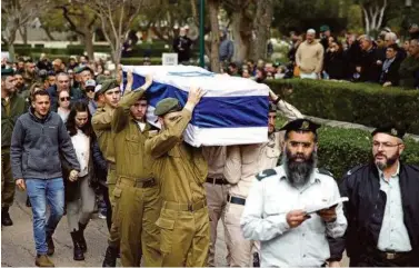  ?? REUTERS ?? de 200 personas acudieron al funeral de la veintena de soldados muertos en Gaza