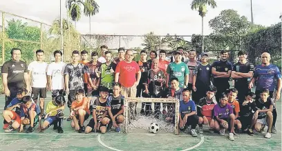  ??  ?? BANGUN BOLA SEPAK: Jurulatih-jurulatih yang berjaya menamatkan Kursus Kejurulati­han Lesen C AFC merakam kenangan bersama Duke (duduk tengah), Nadarajen, Zaidel, Mohd Tuah, Wan Jamak dan Ibrahim.