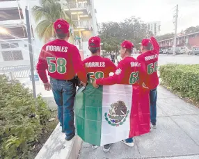  ?? ?? l Los hermanos Morales posan con una bandera de México previo al inicio de la Serie del Caribe.