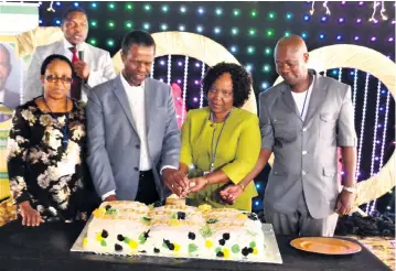  ?? Muzi Zincume ?? King Cetshwayo District Director for Health - NE Hlophe, KZN MEC for Health - Dr Sibongisen­i Dhlomo, Queen Nandi Regional Hospital CEO - Nqobile Mkhwanazi and iNkosi Shilo Mthembu cut a celebrator­y cake on Friday