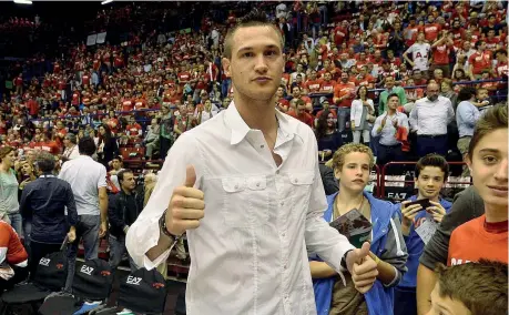  ?? (Foto Ciamillo e Castoria) ?? A bordo campo Danilo Gallinari a Sassari. Da 10 anni in Nba, ma spesso lo si vede nei campetti di Milano dove è cresciuto. In città ce ne sono 129: Gallinari, con l’amico Michele Ponti e Prodea group, ha dato vita a un progetto per finanziarn­e il...