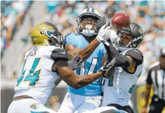  ?? THE ASSOCIATED PRESS ?? Tennessee Titans wide receiver Corey Davis, center, returned to practice on Monday.