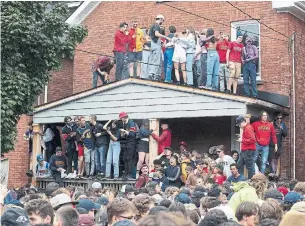  ?? LARS HAGBERG TORONTO STAR ?? Police cleared a street in Kingston, Ont., where they say a “volatile” crowd injured an officer on Saturday during Queen’s University’s unofficial homecoming weekend.