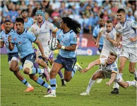  ?? Lee Warren/Gallo Images ?? Bulls on the run: Stedman Gans goes on the charge with Bulls teammates in support during their 62-7 win over Leinster at Loftus Versfeld on Saturday. /